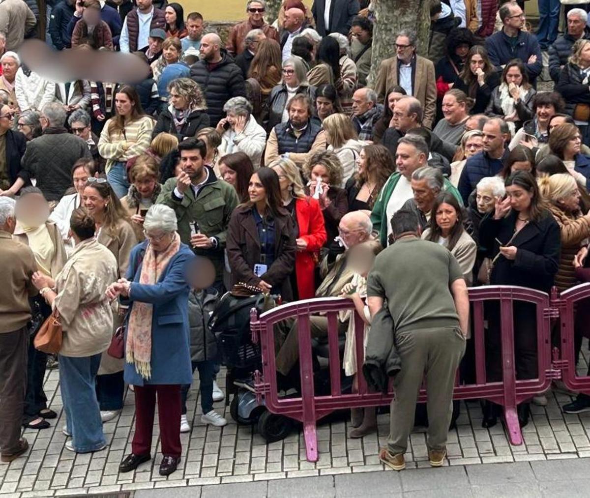 Paula Echevarría, junto a Miguel Torres, siguiendo en Candás la Procesión del Encuentro.