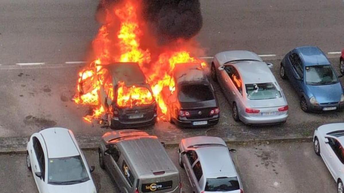 Alarma en Gijón por el incendio de un coche abandonado "desde hace más de cinco años" que afecta a varios vehículos en un parking