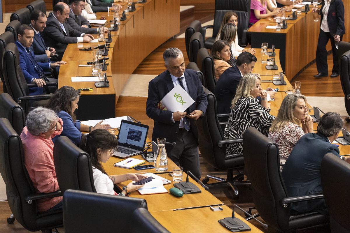 El líder de Vox, Ángel Pelayo Gordillo, pasa ante la bancada de Unidas por Extremadura.