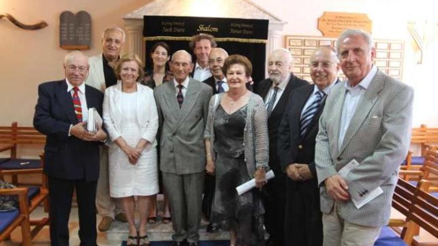 Algunos de los asistentes a la ceremonia de bienvenida realizada ayer en la sinagoga.