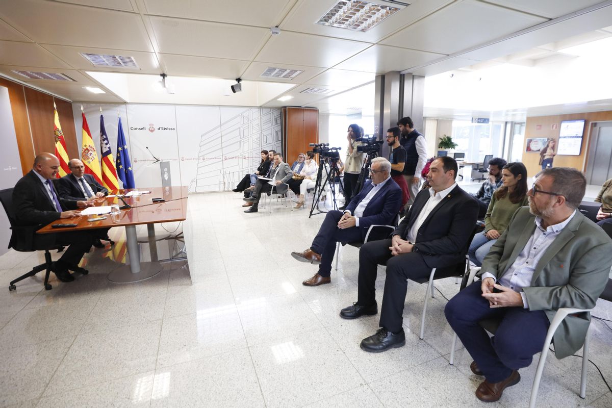 Representantes de todos los grupos políticos del Consell, esta mañana, en el acto de presentación del dictamen.