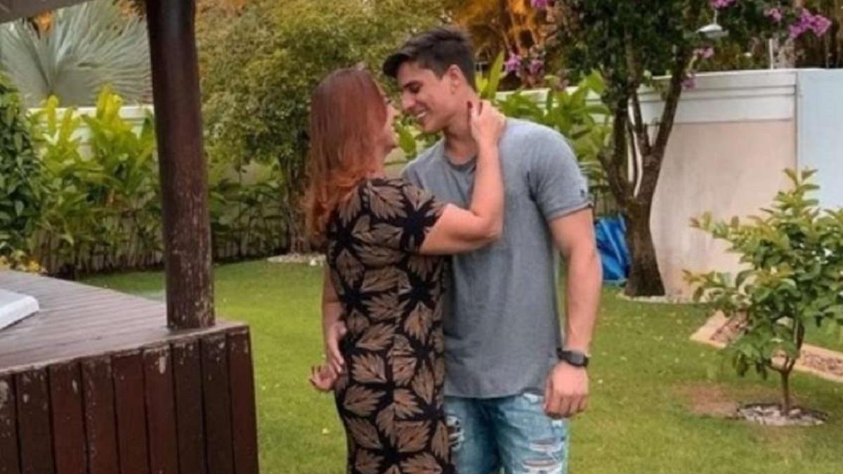 El nuevo novio de la madre de Neymar es un gamer de 22 años