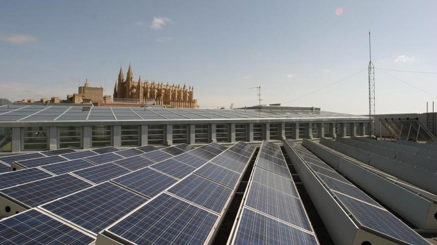 Edificios como el de Autoridad Portuaria en Palma ya tienen placas solares instaladas.