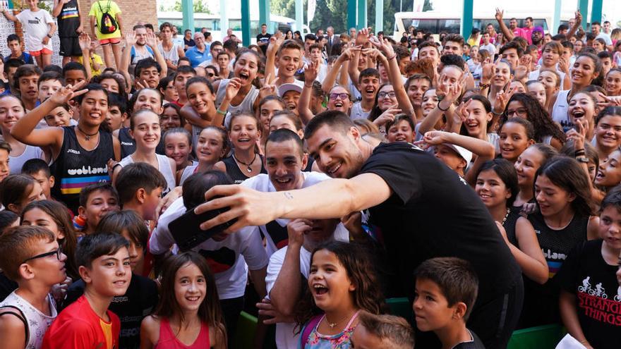 Juancho Hernangómez junto a decenas de niños y niñas en las instalaciones del Colegio Los Olivos.