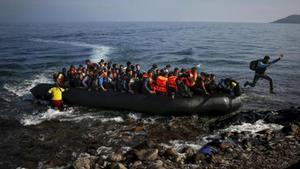 Una lancha con afganos, llegando a la isla de Lesbos, en octubre del 2015.