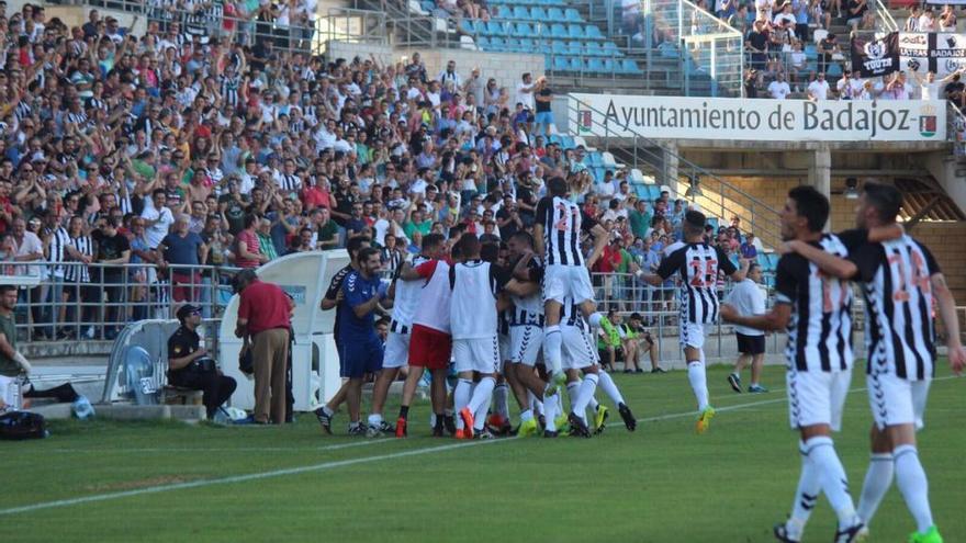 Los jugadores del cuadro pacense festejan su primer gol.