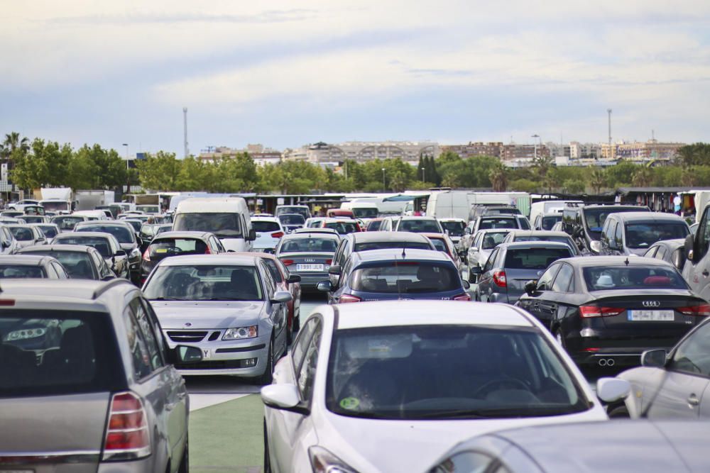 El nuevo recinto para el mercadillo de Torrevieja de los viernes se estrenó con una gran afluencia de usuarios, lo que provocó problemas de tráfico y falta de autobuses de transporte.