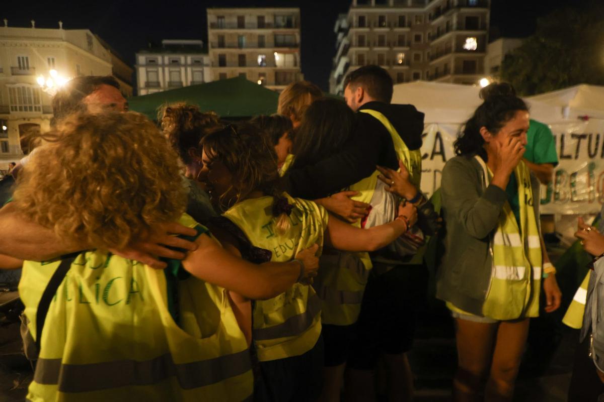 Se levanta la acampada de los docentes en plaza de la Virgen tras nueve días y la suspensión de la huelga