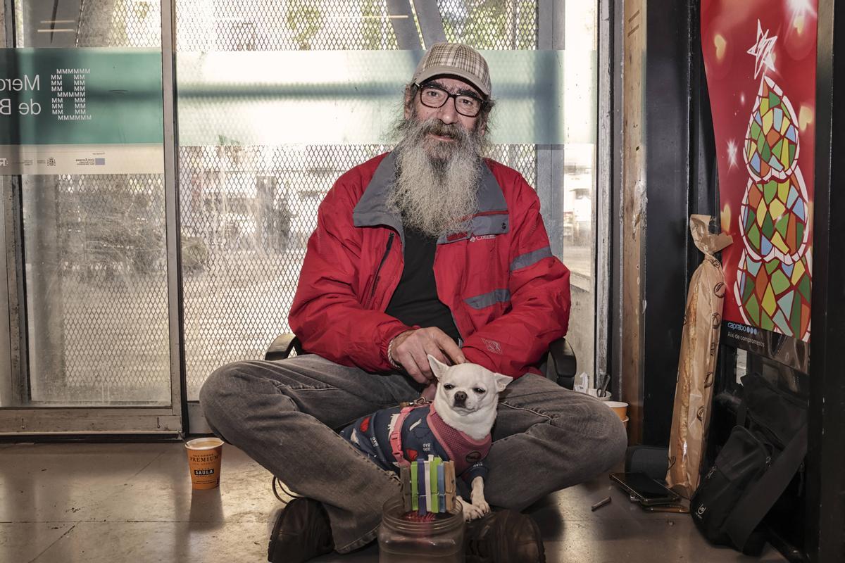 Manuel ha vivido más de 14 años en la calle de Barcelona y durante más de una década pasa el día en el mercado de la Barceloneta, ayudando a clientes y comerciantes.