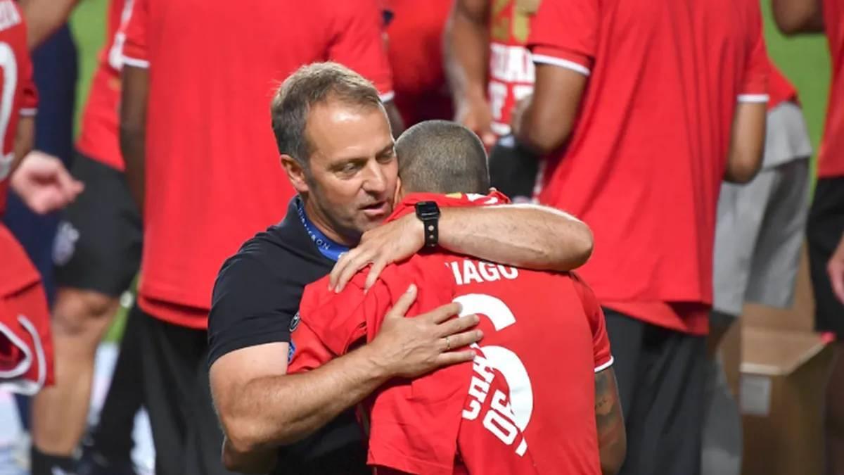 Thiago Alcántara se abraza con Hansi Flick tras lograr el triplete con el Bayern