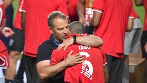 Thiago Alcántara se abraza con Hansi Flick tras lograr el triplete con el Bayern