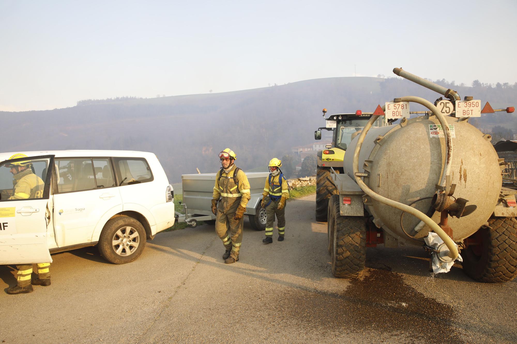 EN IMÁGENES: bomberos, vecinos y la UME luchan contra el preocupante incendio en Tineo