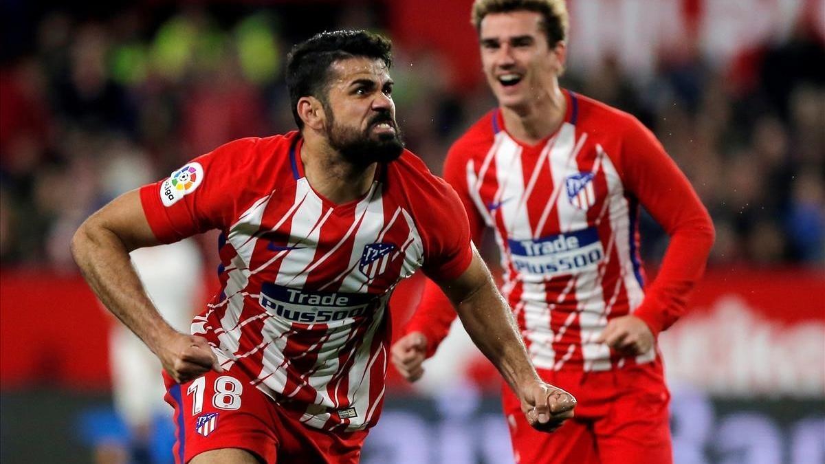 Diego Costa celebra, perseguido por Griezmann, celebra el primer gol de Atlético