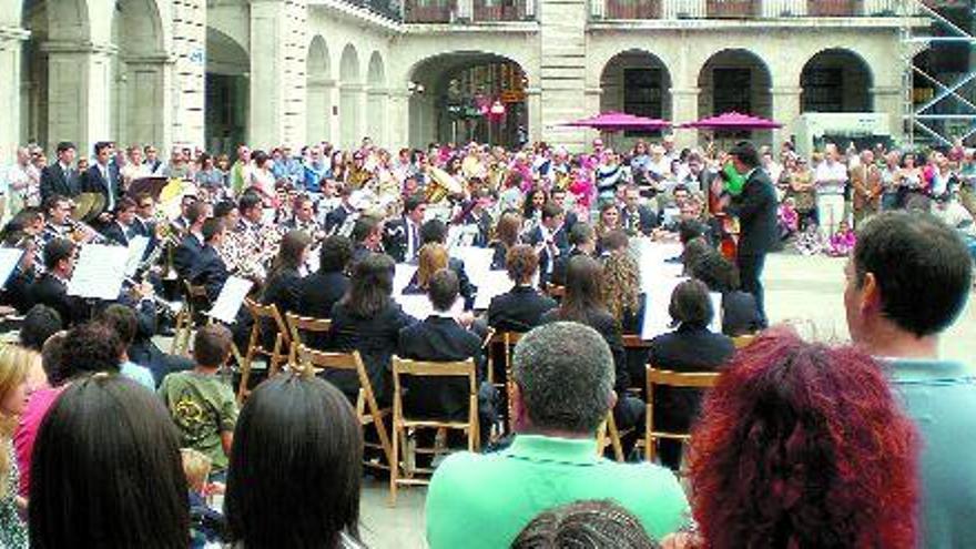 Concierto ofrecido por la Banda Municipal de Silleda en la Plaza Porticada en Santander.