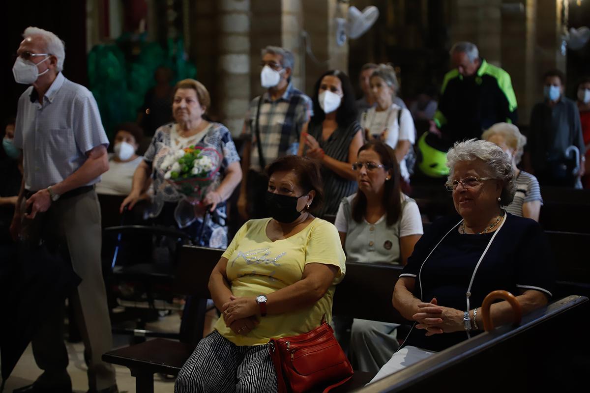 Cientos de cordobeses visitan a la Virgen de los Remedios como cada martes y 13