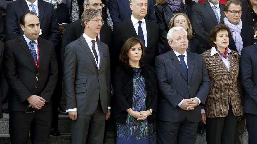 Soraya Sáenz de Santamaría,preside un minuto de silencio por las víctimas de París.