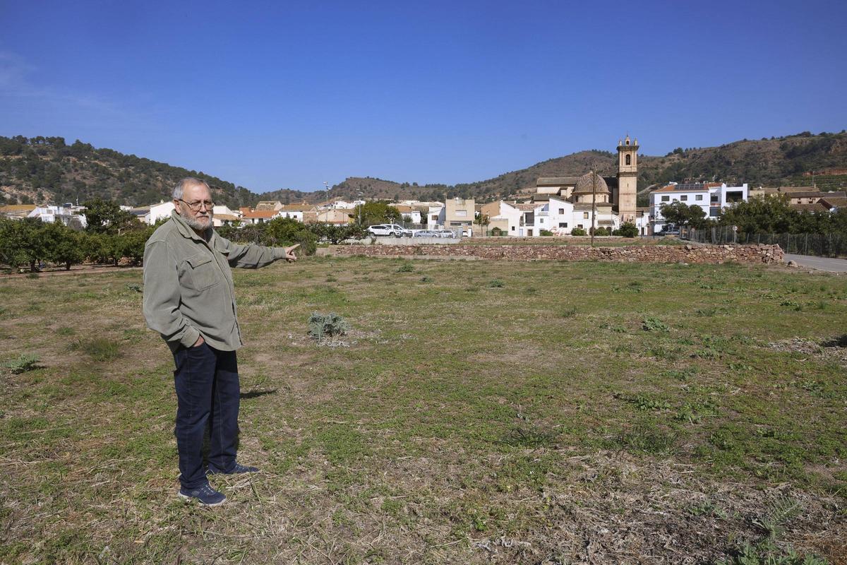 El alcalde muestra los terrenos reservados.