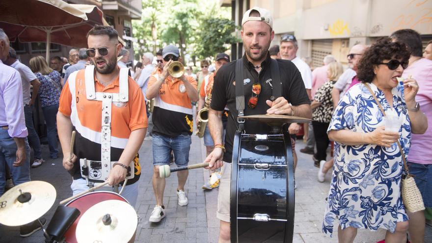Feria de día en Cáceres: ambiente de charangas, cervezas a tres euros y paella gratis