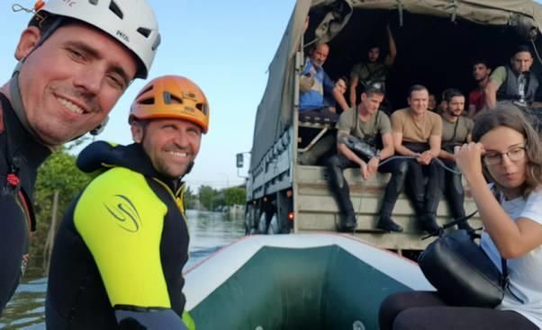 Voluntarios de un club de rafting de Murcia en Molins.