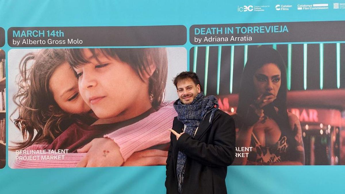 Alberto Gross Molo junto al cartel de su proyecto en la Berlinale.