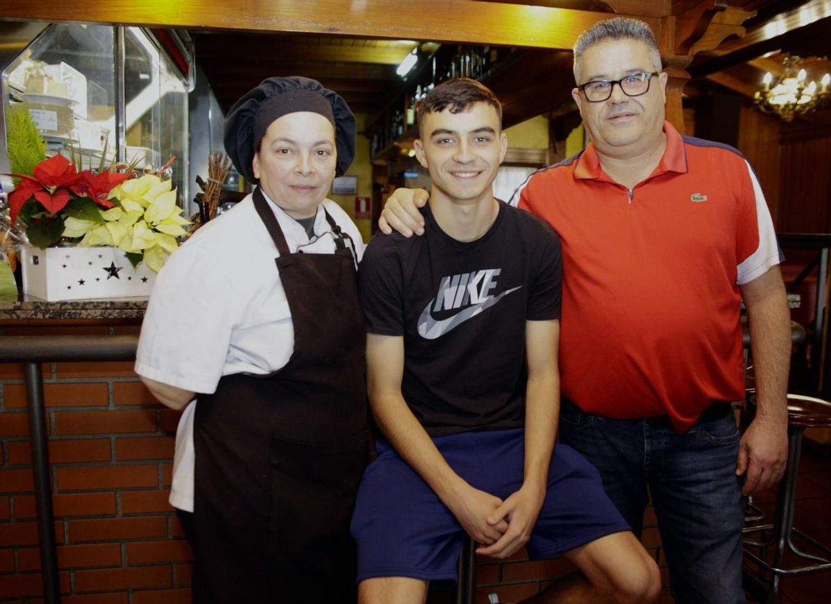 Pedri posa con su padre y su madre en la tasca Fernando del municipio tinerfeño de Tegueste.