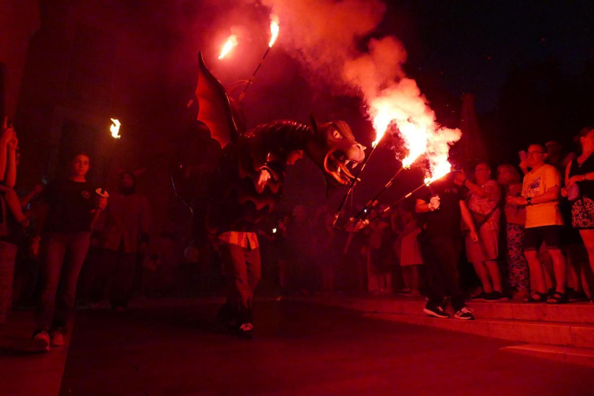 EN IMATGES | L'Encesa del Drac atrau desenes de persones per celebrar la revetlla de Sant Pere a Figueres