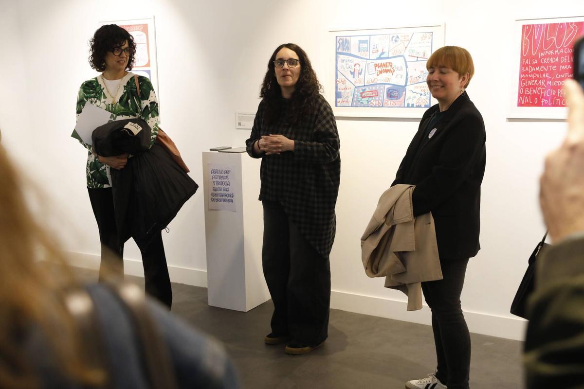 Inauguración de la exposición "Emergencia gráfica" con Lorena Poncela en el centro de la imagen.