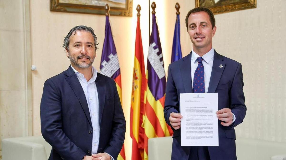Fernando Rubio, conseller insular de Movilidad, junto al presidente Galmés, quien sostiene la carta remitida al ministro Puente.