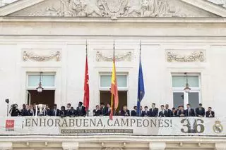 Ancelotti canta el himno del Real Madrid desde el balcón de la Comunidad de Madrid