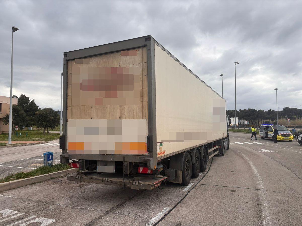 El camió immobilitzat a la Jonquera.