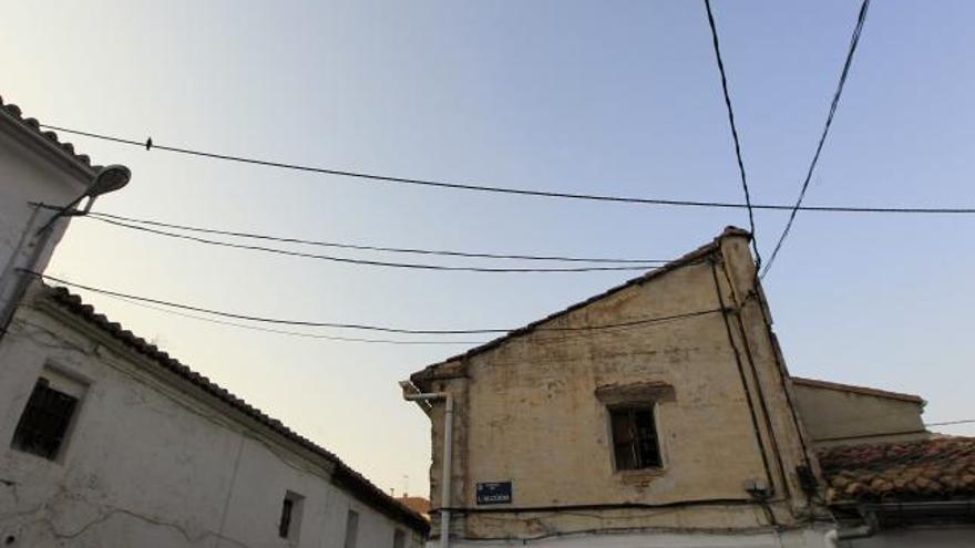 Los cableados aéreos ilegales, en el barrio de Patraix