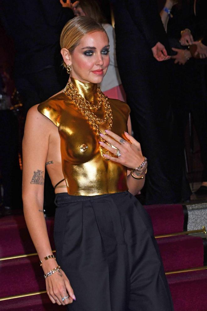 Chiara Ferragni con top metálico dorado de Schiaparelli en la gala de los Premios GQ El hombre del Año 2021