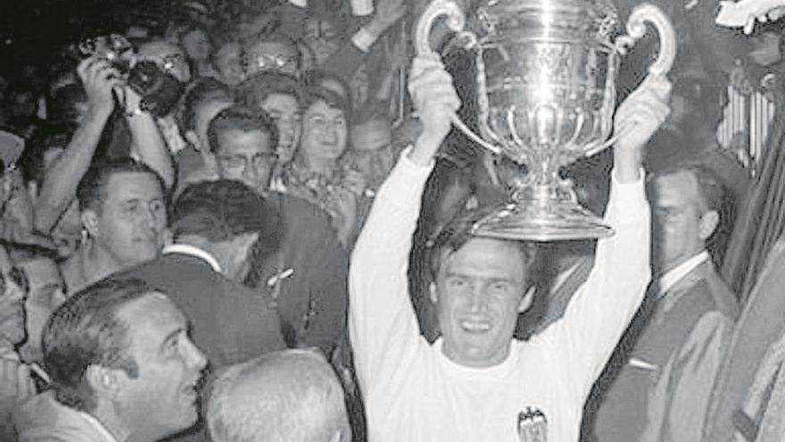 Roberto Gil levanta la copa de campeones de Copa en 1967.