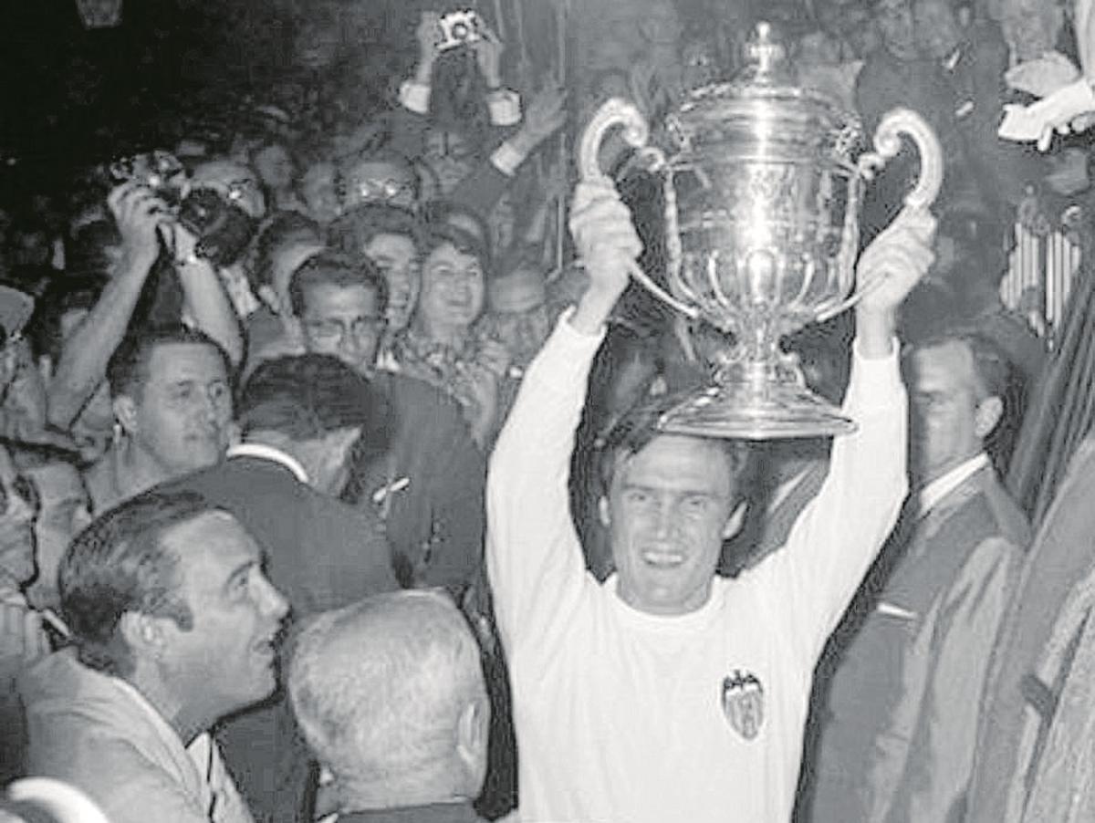 Roberto Gil levanta la copa de campeones de Copa en 1967.