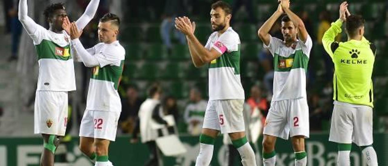 Los jugadores del Elche agradecen el apoyo de la afición tras el partido frente al Málaga.