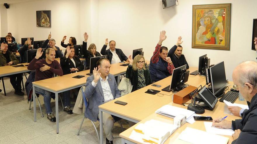 Todos los concejales, salvo los dos del Bloque, votan la candidatura encabezada por José Crespo. |   // BERNABÉ/JAVIER LALÍN