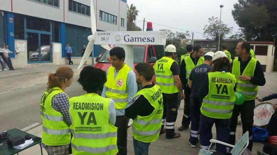 Protesta de los trabajadores del parque eólico, ayer.