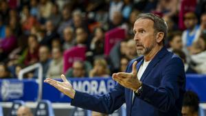 ANDORRA, 13/12/2025.- El entrenador del Morabanc Andorra, Joan Plaza, durante el partido de la novena jornada de la Liga Endesa de baloncesto que se disputa este sábado en el Pavelló Toni Martí de Andorra. EFE/Fernando Galindo. morabanc andorra . coviran granada. liga acb 2025/2026 morabanc andorra . coviran granada. 15. accion. pavello toni martin