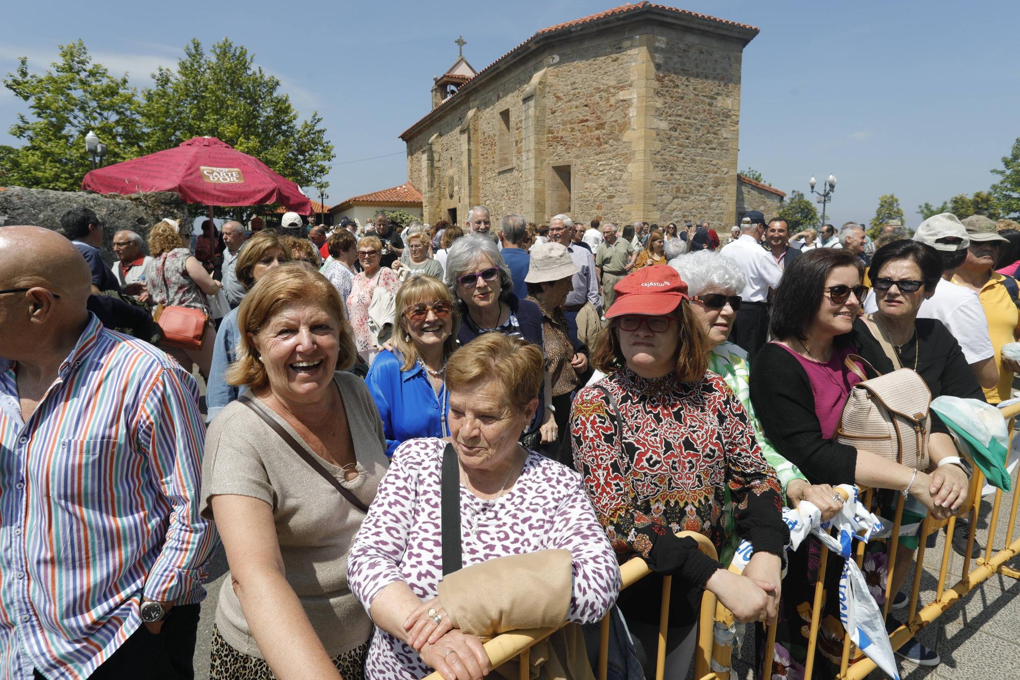 En imágenes: Tradicional rito del beso en la ermita de La Luz de Avilés