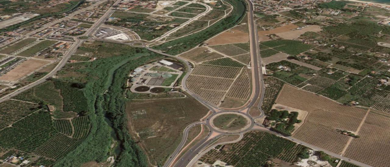 Terrenos, entre la depueradora y la nueva carretera de acceso sur al puerto, donde está previsto el recinto.