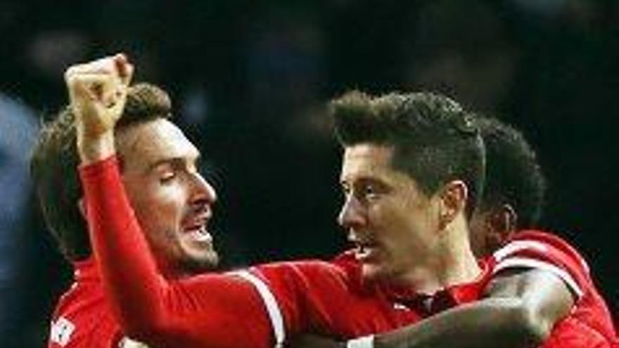 Lewandowski celebrant el gol