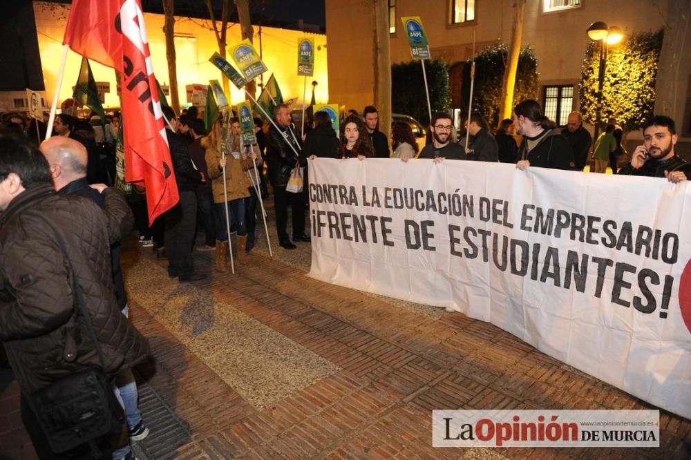 Varios centenares de manifestantes rechazan el concierto de Bachillerato y FP