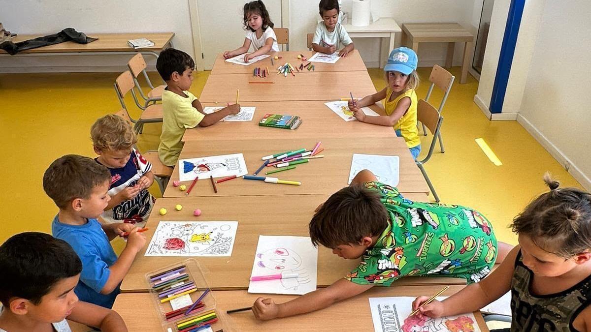 Niños y niñas pintando en una escuela de verano