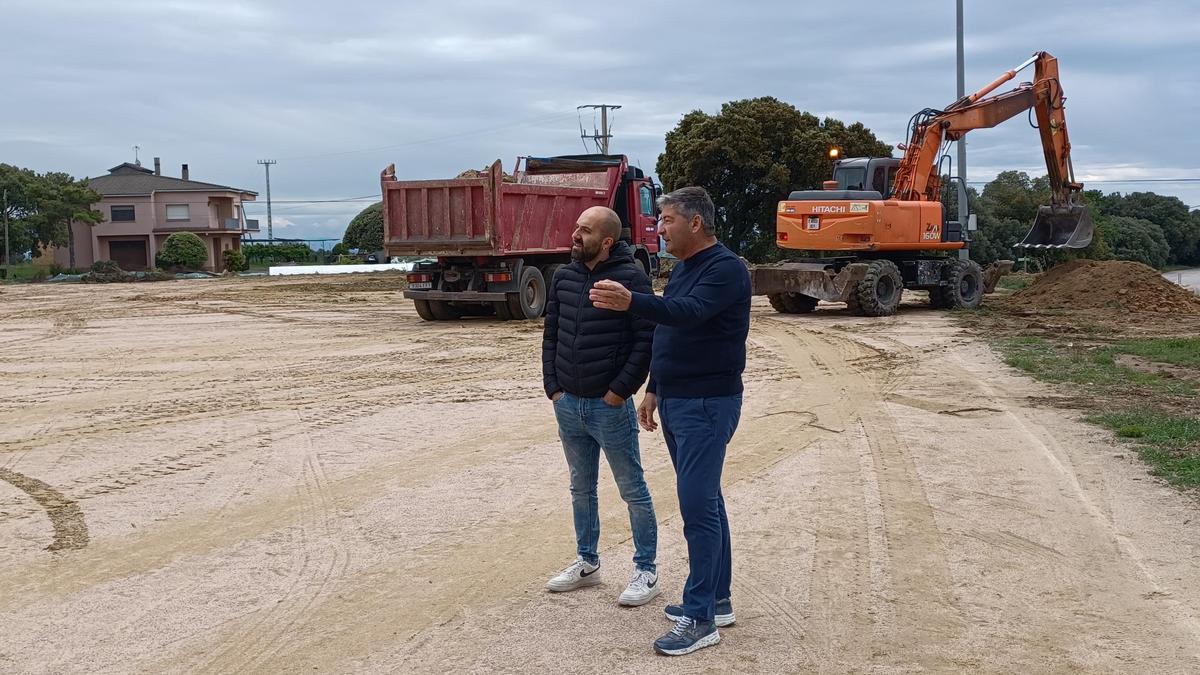 Els treballs al camp de futbol de Montmajor han començat aquesta setmana. A la  foto, Josep Maria Algué, alcalde de Montmajor, i Marc Canturri, membre de la junta directiva del club, aquest dimecres