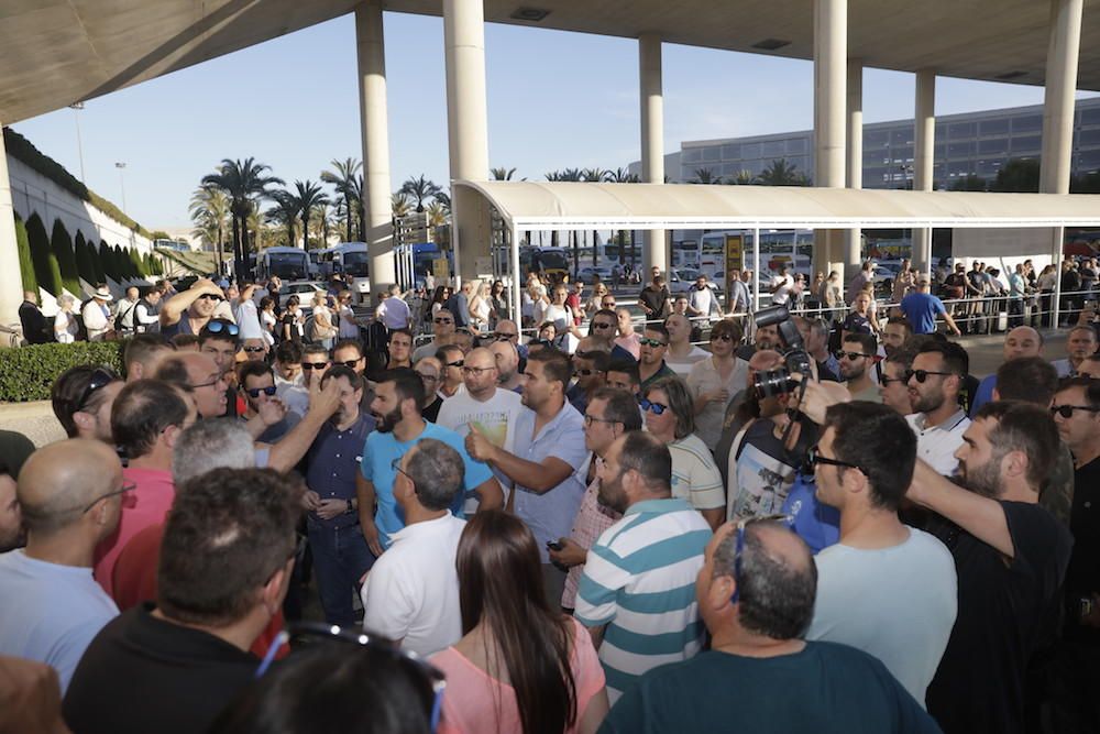 Los taxistas del aeropuerto suspenden sus servicios en protesta por la piratería