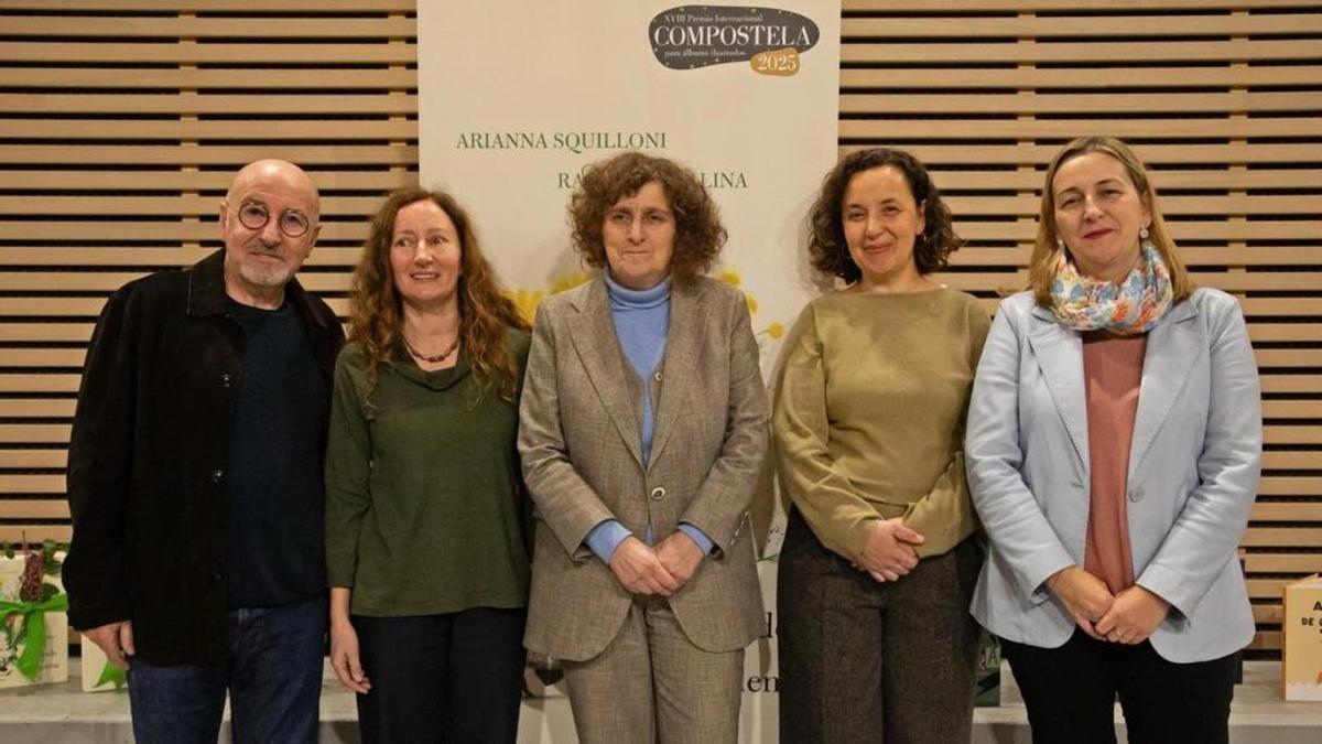 Xosé Ballesteros, de Kalandraka, xunto a Arianna Squilloni, Goretti Sanmartín, Raquel Catalina Ledesma e Míriam Louzao.