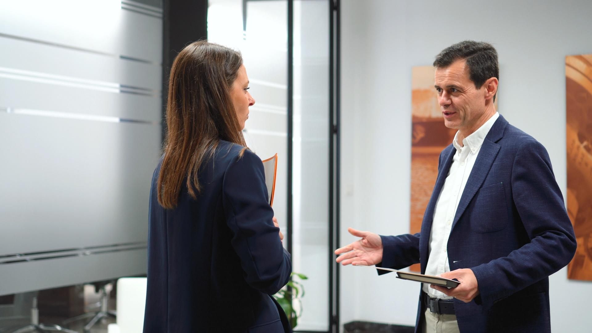 Antonio Mestre, director del complejo industrial, conversa con Esther Alfonso de su equipo.
