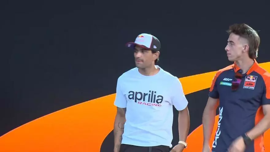 Los pilotos españoles de MotoGP que participarán en el Gran Premio de Cataluña visitan la fan zone en Barcelona