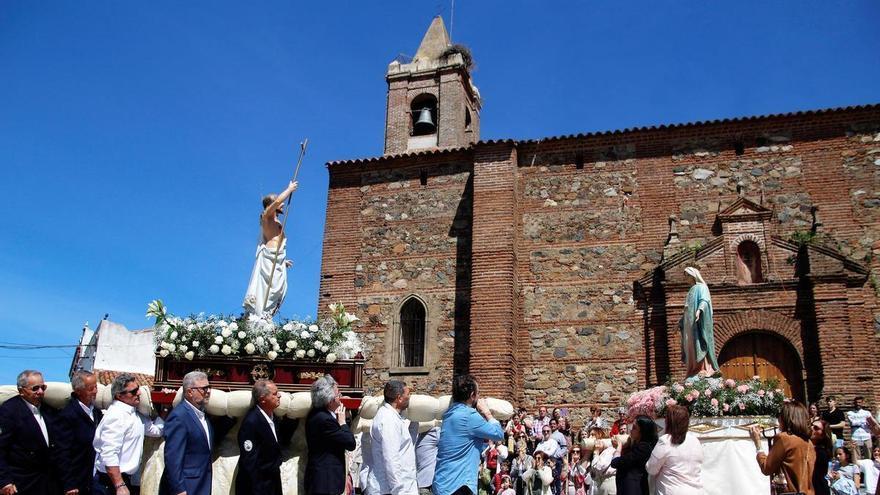 La procesión del Resucitado cierra una Semana Santa espectacular para las cofradías de Monesterio
