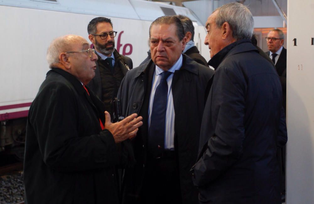 Andrés Ballester, Vicente Boluda y Federico Félix conversan antes de subir al tren para asistir a la cumbre del corredor.